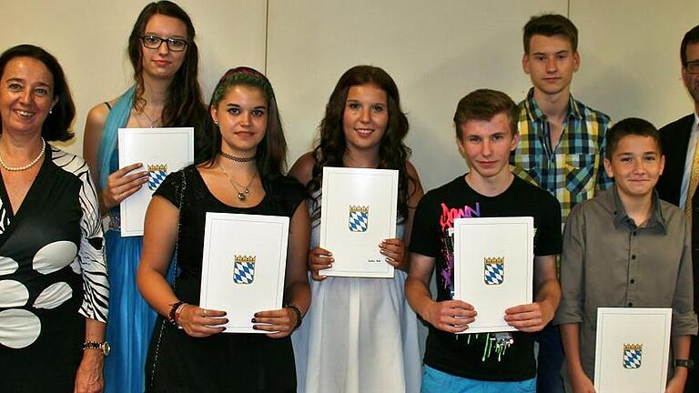 bb-kwv-entlass mittel 2       -  Entlassfeier in  Bad Bocklet (v.r.): Klassenlehrer Paul Kißner, Prüfungsbester Tobias Kiesel (1,83), Sebastian Starlinger, Daniel Webel, Sophie Beck ( alle 2,5), Kathleen Beck, Klarmann Carina, (beide Preis des Elternbeirats für soziales Engagement) und Rektorin Ursula Plohnke.