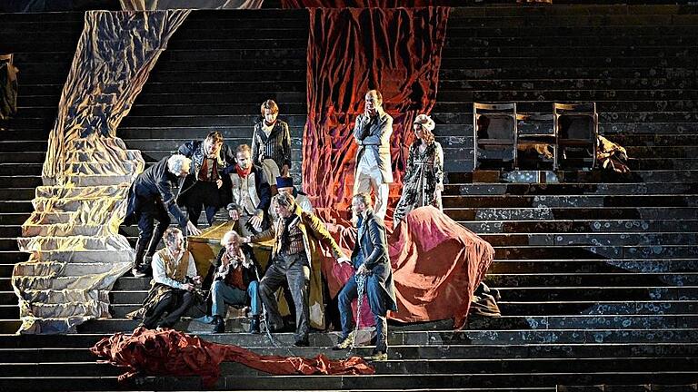 Freilichtspiele Schwäbisch-Hall       -  Beeindruckend: Die Treppe vor St. Michael in Schwäbisch Hall als Theaterbühne (im Bild &bdquo;Dantons Tod&ldquo; von 2013).