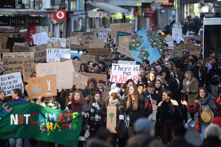 Um die 1100 Menschen, darunter viele Schülerinnen und Schüler, demonstrierten bei der ersten Fridays For Future-Kundgebung am 18. Januar 2019.