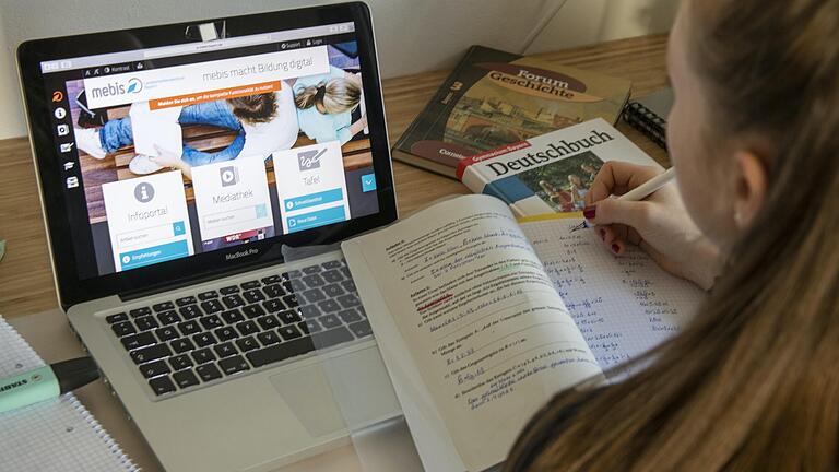 Lernen mit Laptop: Eine digitalisierte Schule kann zwar den Unterricht im Klassenzimmer nicht ersetzen, eröffnet aber auch jenseits der Corona-Krise neue Möglichkeiten. Lernen mit Laptop: Eine digitalisierte Schule kann zwar den Unterricht im Klassenzimmer nicht ersetzen, eröffnet aber auch jenseits der Corona-Krise neue Möglichkeiten.