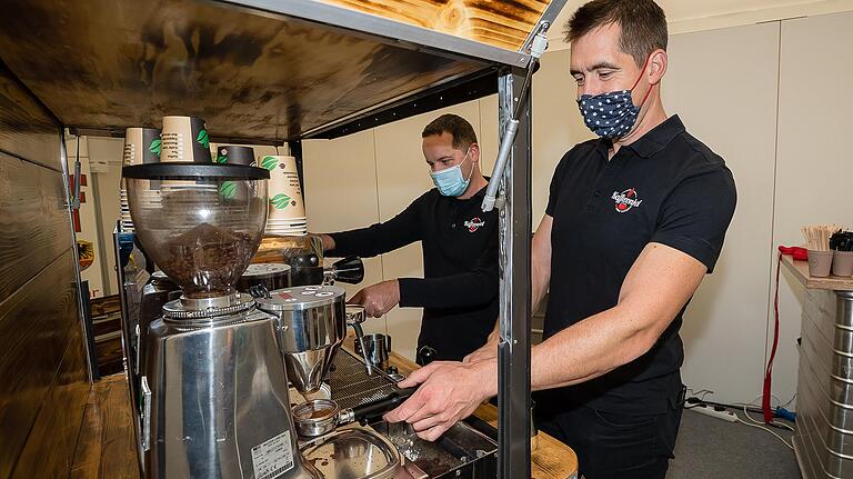 Nicht viel los für den ersten Messetag war beinahe noch übertrieben. Tom Kensy (rechts) und Nino Heelein vom 'Kaffeeonkel' waren alles andere als zufrieden mit dem Messeauftakt. Es bleibt die Hoffnung auf mehr Kunden an den restlichen Messetagen.