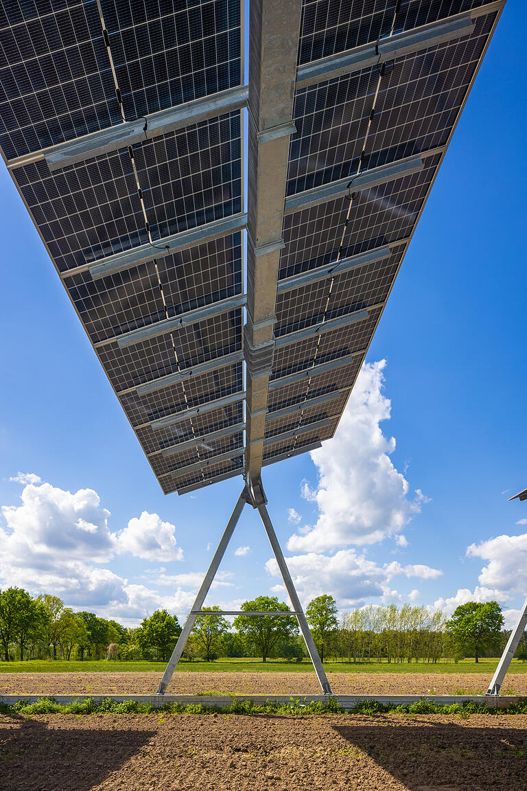 Unter der Anlage, so die Idee von Agri-Solar,&nbsp;soll Platz für die landwirtschaftliche Nutzung bleiben.