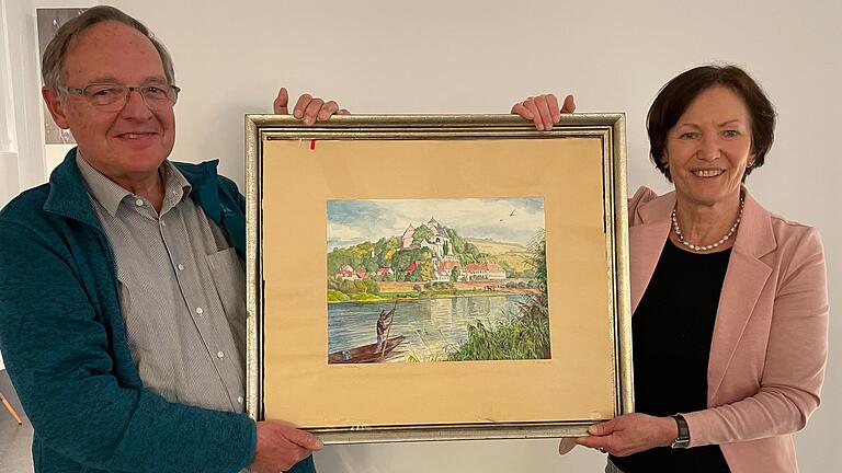 Ein Gemälde des Schweinfurter Malers Georg Ehmig von Schloss Mainberg hat Rolf Gademann in einer Würzburger Kunsthandlung entdeckt und für die Sammlung des Fördervereins erworben. Die Spende nimmt Vorsitzende Christine Bender dankbar entgegen. Ein Gemälde des Schweinfurter Malers Georg Ehmig von Schloss Mainberg hat Rolf Gademann in einer Würzburger Kunsthandlung entdeckt und für die Sammlung des Fördervereins erworben. Die Spende nimmt Vorsitzende Christine Bender dankbar entgegen.