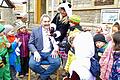Lorenz Strifsky liebt die Menschen und das Bad in der Menge. An Fasching ließ er sich bereitwillig von den Kindern die Krawatte abschneiden.