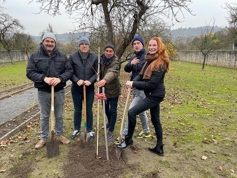 Das Pflanzen einer deutschen Frühaprikose markierte den Start von 'Kultur & Natur' im Barockgarten, mit (von links) Matthias Stockmann, Stefan Stockmann, Mentor Christoph Böning-Spohr, Bürgermeister Markus Schenk und Initiatorin Anna Haase von Brincken. Das Pflanzen einer deutschen Frühaprikose markierte den Start von 'Kultur & Natur' im Barockgarten, mit (von links) Matthias Stockmann, Stefan Stockmann, Mentor Christoph Böning-Spohr, Bürgermeister Markus Schenk und Initiatorin Anna Haase von Brincken.