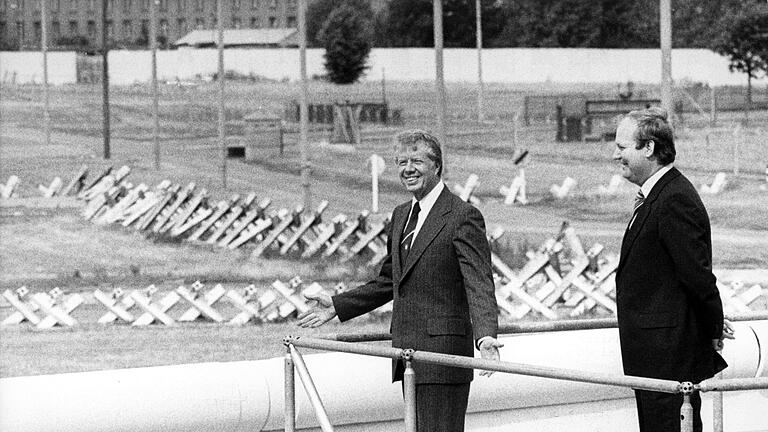 Jimmy Carter in Berlin - Carter schaut am Potsdamer Platz auf die Berliner Mauer. (Archivbild) Jimmy Carter in Berlin - Carter schaut am Potsdamer Platz auf die Berliner Mauer. (Archivbild)
