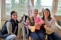 Einrichtungsleiterin Franziska Buhn (rechts) und Pflegedienstleiterin Sabrina Schraud gratulieren Jubilarin Maria Eichinger zum 103. Geburtstag.