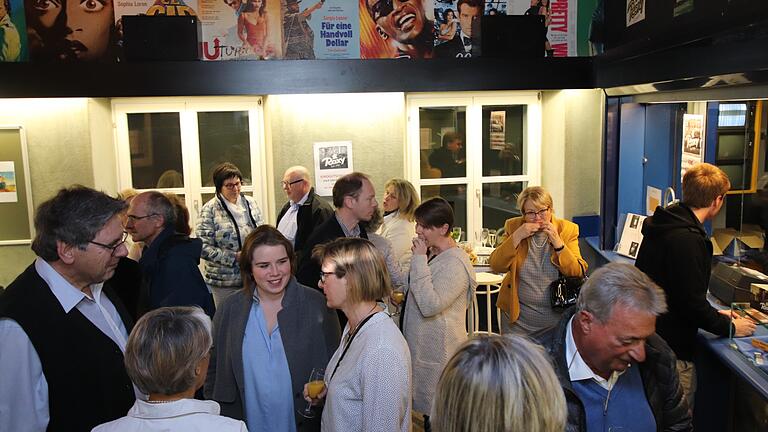 Jugenderinnerungen unter nostalgischen Plakaten: die Gäste des ersten Kinoabends im Foyer. Jugenderinnerungen unter nostalgischen Plakaten: die Gäste des ersten Kinoabends im Foyer.