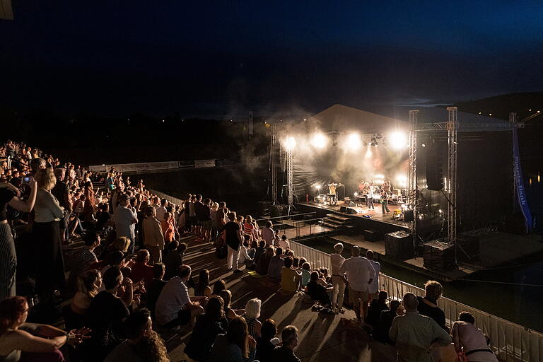 Das einmalige Ambiente und das vielfältige Musikprogramm lockten auch 2019 wieder über 12 000 Besucher zu den Konzertabenden des Hafensommers. Das einmalige Ambiente und das vielfältige Musikprogramm lockten auch 2019 wieder über 12 000 Besucher zu den Konzertabenden des Hafensommers. 