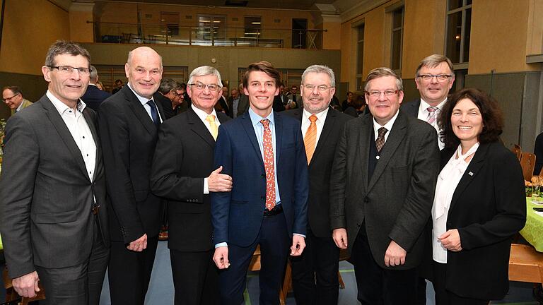 Betont überparteilich gibt sich der UWG/FW-Kreisverband bei seinem Neujahrsempfang in der Ochsenfurter TVO-Halle. Im Bild von links: Landrat Thomas Schiebel (Main-Spessart, FW), Landrat Eberhard Nuß (CSU), stellvertretender Landrat Ernst Joßberger (UWG), Landratskandidat Felix von Zobel, stellvertretender Landrat Paul Streng (Kitzingen, FW), Landtagsabgeordneter Volkmar Halbleib (SPD), Fraktionsvorsitzender Hans Fiederling und Landtagsabgeordnete Kerstin Celina (Grüne). Betont überparteilich gibt sich der UWG/FW-Kreisverband bei seinem Neujahrsempfang in der Ochsenfurter TVO-Halle. Im Bild von links: Landrat Thomas Schiebel (Main-Spessart, FW), Landrat Eberhard Nuß (CSU), stellvertretender Landrat Ernst Joßberger (UWG), Landratskandidat Felix von Zobel, stellvertretender Landrat Paul Streng (Kitzingen, FW), Landtagsabgeordneter Volkmar Halbleib (SPD), Fraktionsvorsitzender Hans Fiederling und Landtagsabgeordnete Kerstin Celina (Grüne).