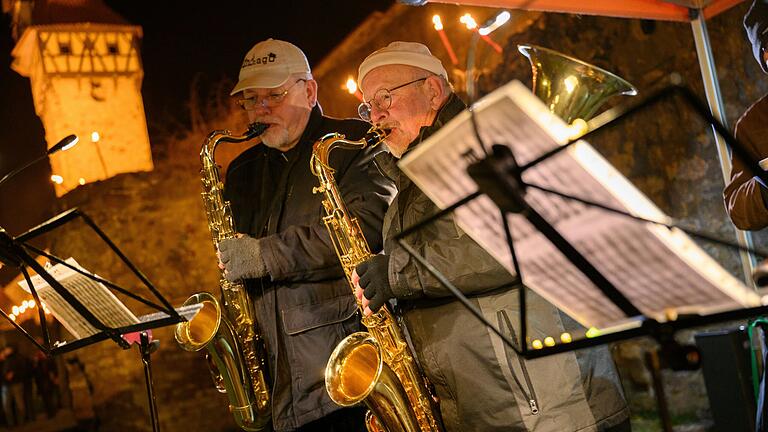 Die Musikkapelle 'Los Krawallos' trat vor der Kirchenburg in Ostheim auf. Die Musikkapelle 'Los Krawallos' trat vor der Kirchenburg in Ostheim auf. 