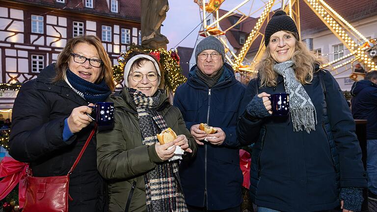Glühwein und Bratwurst: Vielen nutzen den Volkacher Winterzauber, um sich mit Freunden zu treffen. Glühwein und Bratwurst: Vielen nutzen den Volkacher Winterzauber, um sich mit Freunden zu treffen.