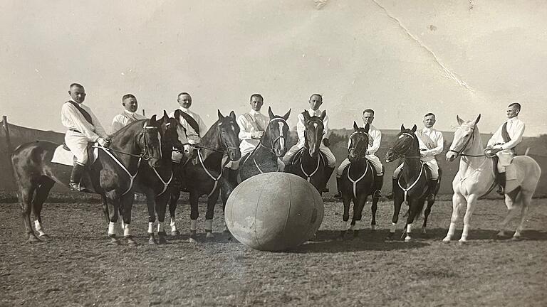 Ankedoten rund um den Reiterverein Bad Kissingen - Eine vergessene Sportart: Unser undatiertes Bild zeigt eine Vorführung im Pferde-Pushball in der Kissinger Au. Ankedoten rund um den Reiterverein Bad Kissingen - Eine vergessene Sportart: Unser undatiertes Bild zeigt eine Vorführung im Pferde-Pushball in der Kissinger Au.