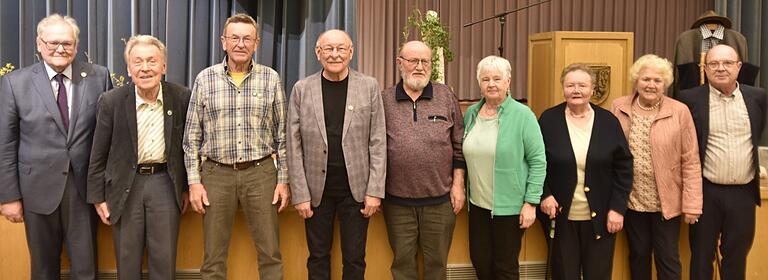 Diese Mitglieder sind seit der Gründung 1975 dabei oder im Gründungsjahr dem Verein beigetreten und wurden von Bürgermeister Claus Bittenbrünn (links) und 1. Vorstand Georg Herrlich (rechts) geehrt (von links): Kurt Sieber, Manfred Schöpplein, Benedikt Gernert, Karl-Hermann Beyersdorfer, Luzia Gernert, Irma Berthel und Ingrid Zieg. Diese Mitglieder sind seit der Gründung 1975 dabei oder im Gründungsjahr dem Verein beigetreten und wurden von Bürgermeister Claus Bittenbrünn (links) und 1. Vorstand Georg Herrlich (rechts) geehrt (von links): Kurt Sieber, Manfred Schöpplein, Benedikt Gernert, Karl-Hermann Beyersdorfer, Luzia Gernert, Irma Berthel und Ingrid Zieg.
