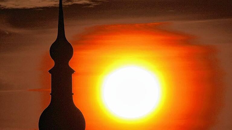 Fast unwirklich schön, Sonnenuntergang in Willanzheim. „Der ganze Himmel war natürlich nicht rot“, sagt Fischer. Der Bildausschnitt ist durch die extreme Brennweite so gewählt. Fast unwirklich schön, Sonnenuntergang in Willanzheim. „Der ganze Himmel war natürlich nicht rot“, sagt Fischer. Der Bildausschnitt ist durch die extreme Brennweite so gewählt.