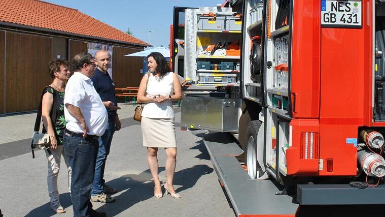 Freiwillige Feuerwehren vor Ort unverzichtbar: Anlässlich des besonderen Feuerwehrfestes in Großbardorf mit Segnung des neuen LF 10, dessen Ausstattung hier der Staatssekretärin Dorothee Bär, der Kreisvorsitzenden von Bündnis 90/ Die Grünen, Birgit Zirkelbach, und Bürgermeister Josef Demar erklärt wird, gab es einen politischen Frühschoppen.
