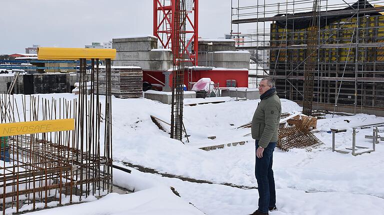 Joachim Sagstetter, Schulleiter des staatlichen Beruflichen Schulzentrums Alfons Goppel, ist zufrieden mit dem Baufortschritt des 53,7 Millionen Euro-Neubaus. Gleichzeitig wünscht er sich, dass im Zuge der Corona-Pandemie und damit verbundener Öffnungsstrategien, die Situation beruflicher Schulen stärker in den Fokus gerückt wird. An Schulen, die einen hohen Anteil an praktischen Fähigkeiten zu vermitteln haben, sind dem Online-Unterricht Grenzen gesetzt. Joachim Sagstetter, Schulleiter des staatlichen Beruflichen Schulzentrums Alfons Goppel, ist zufrieden mit dem Baufortschritt des 53,7 Millionen Euro-Neubaus. Gleichzeitig wünscht er sich, dass im Zuge der Corona-Pandemie und damit verbundener Öffnungsstrategien, die Situation beruflicher Schulen stärker in den Fokus gerückt wird. An Schulen, die einen hohen Anteil an praktischen Fähigkeiten zu vermitteln haben, sind dem Online-Unterricht Grenzen gesetzt.