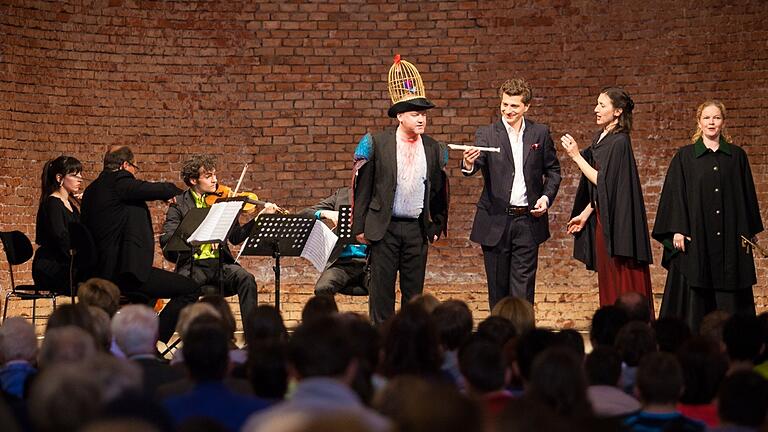 Ein Streichquartett als „Orchester“ und vier Gesangssolisten bringen alle wesentlichen Arien und Ensembleszenen der Zauberflöte auf die Bühne. Ein Streichquartett als „Orchester“ und vier Gesangssolisten bringen alle wesentlichen Arien und Ensembleszenen der Zauberflöte auf die Bühne.