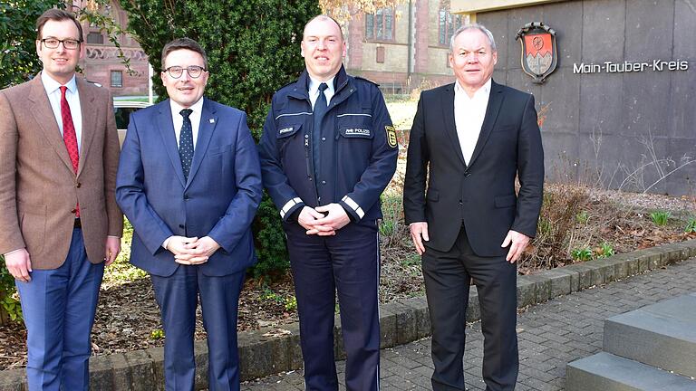 Erster Landesbeamter Florian Busch (von links) und Landrat Christoph Schauder wurden vom Polizeipräsidenten des Präsidiums Heilbronn, Frank Spitzmüller, sowie dessen Vizepräsidenten Thomas Schöllhammer über die Sicherheitslage im Main-Tauber-Kreis informiert.