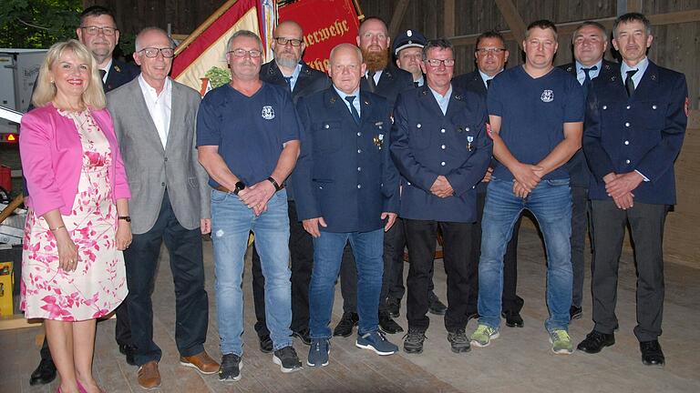 Feuerwehrjubiläum in Gnodstadt: Landrätin Tamara Bischof, Kreisbrandrat Dirk Albrecht und Bürgermeister Harald Kopp freuten sich mit den Geehrten Armin Herbst, Ralf Biebelriether, Wilfried Haidt, Jochen Schmidt, Kommandant Martin Rank, Stefan Brand, Michael Krauß, Andre Heppel, Hannes Rückert und Christian Gebert (von links). Feuerwehrjubiläum in Gnodstadt: Landrätin Tamara Bischof, Kreisbrandrat Dirk Albrecht und Bürgermeister Harald Kopp freuten sich mit den Geehrten Armin Herbst, Ralf Biebelriether, Wilfried Haidt, Jochen Schmidt, Kommandant Martin Rank, Stefan Brand, Michael Krauß, Andre Heppel, Hannes Rückert und Christian Gebert (von links).