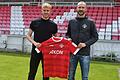 Der erste Kickers-Neuzugang des Sommer: Jonas Wieselsberger (links neben Sportdirektor Sebastian Neumann) kommt von der SpVgg Bayreuth.