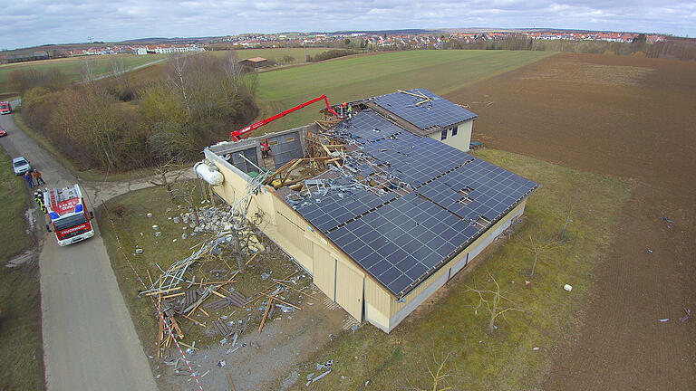 Tornado im Landkreis Würzburg: Alleine an dieser Gerätehalle nahe Kürnach entstand ein Sachschaden von über 100.000 Euro.