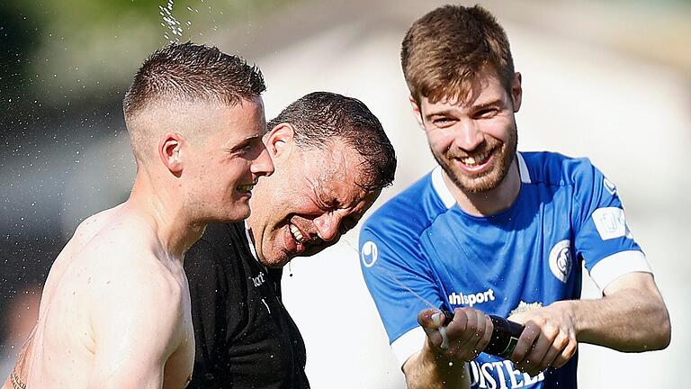 Spitziger Abschied: Erik Schnell-Kretschmer (rechts) feiert mit Trainer Harald Funsch (Mitte) und seinen Mannschaftskollegen (hier Dennie Michel) den Bayernliga-Klassenerhalt.