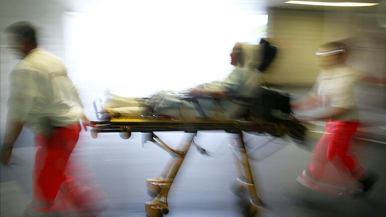 Die mechanische Thrombektomie, eine Behandlung für Schlaganfallpatienten, wird bisher nur an Schwerpunktkrankenhäusern durchgeführt. Die mechanische Thrombektomie, eine Behandlung für Schlaganfallpatienten, wird bisher nur an Schwerpunktkrankenhäusern durchgeführt.