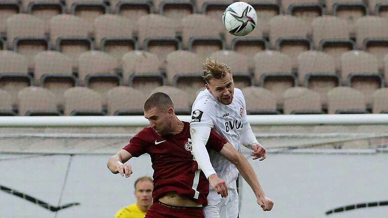 Für den 1. FC Kaiserslautern spielte Alexander Winkler (links im Kopfballduell mit Ex-Kickers-Akteur Lars Dietz) in der 3. Liga.