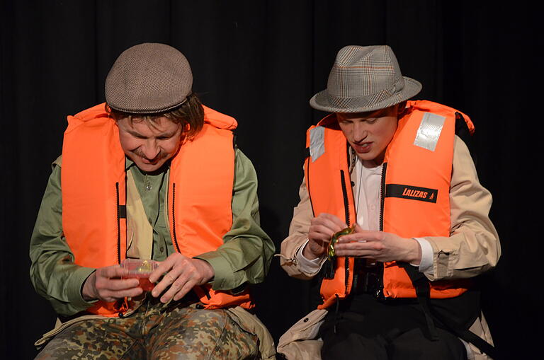 Szene aus 'Gebrochenes Eis': Agent 008 (rechts Alexander Ellebruch) und sein Praktikant (Peter Englert) fliegen Anuschka hinterher.