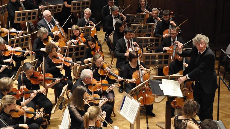 Rund 80 Musiker gehören dem Sinfonieorchester Con Brio aus Würzburg an. Diese zeigte eine einzigartige Klangfülle durch gut besetzte Register. Foto: Peter Klopf       -  Rund 80 Musiker gehören dem Sinfonieorchester Con Brio aus Würzburg an. Diese zeigte eine einzigartige Klangfülle durch gut besetzte Register. Foto: Peter Klopf