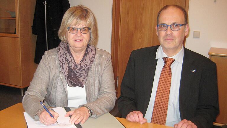 Zells Bürgermeisterin Anita Feuerbach und der neue Vorsitzende des St. Laurentiusvereins Ulrich Kraus unterzeichnen den Kooperationsvertrag zwischen der Gemeinde und dem Verein als Kita-Betreiber. Zells Bürgermeisterin Anita Feuerbach und der neue Vorsitzende des St. Laurentiusvereins Ulrich Kraus unterzeichnen den Kooperationsvertrag zwischen der Gemeinde und dem Verein als Kita-Betreiber.
