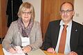 Zells Bürgermeisterin Anita Feuerbach und der neue Vorsitzende des St. Laurentiusvereins Ulrich Kraus unterzeichnen den Kooperationsvertrag zwischen der Gemeinde und dem Verein als Kita-Betreiber.