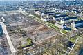 Die Luftaufnahme aus Richtung Sachs-Stadion der früheren Ledward Kaserne zeigt zum einen auf der Brachfläche den Bereich für die Schweinfurter Landesgartenschau 2026, am rechten Bildrand das Gebäude 210, in dem derzeit ukrainische Flüchtlinge untergekommen sind.