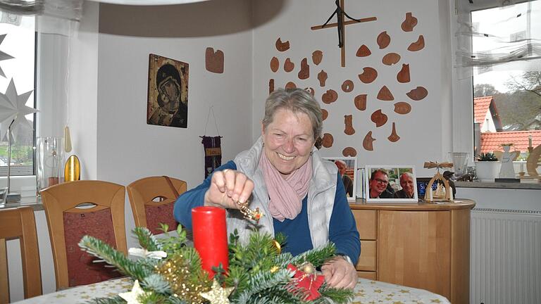 Etwas Schönes gestalten, das ist Gerlinde Geyer nicht nur für ihr Zuhause - wie hier beim Adventsgesteck - wichtig, sondern auch beim Blumenschmuck in der Kirche. Etwas Schönes gestalten, das ist Gerlinde Geyer nicht nur für ihr Zuhause - wie hier beim Adventsgesteck - wichtig, sondern auch beim Blumenschmuck in der Kirche.