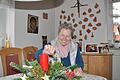 Etwas Schönes gestalten, das ist Gerlinde Geyer nicht nur für ihr Zuhause - wie hier beim Adventsgesteck - wichtig, sondern auch beim Blumenschmuck in der Kirche.