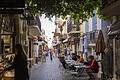kreta griechenland insel touristen.jpg       -  Touristen frühstücken in einer Gasse in der Altstadt von Chania auf Kreta. Die beliebte Urlaubsinsel liegt südlich vom griechischen Festland im Mittelmeer.