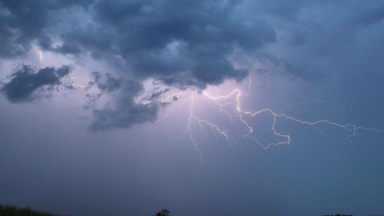 Gewitter - Symbolbild       -  Die nächsten Tage werden durch unruhiges Wetter geprägt sein. (Symbolbild)