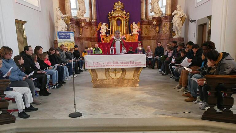 Die Kommunionkinder mit ihren Eltern sind im Chorraum versammelt und feiern so den Gottesdienst mit. Die Kommunionkinder mit ihren Eltern sind im Chorraum versammelt und feiern so den Gottesdienst mit.