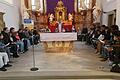 Die Kommunionkinder mit ihren Eltern sind im Chorraum versammelt und feiern so den Gottesdienst mit.