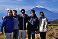 Familienausflug: Oliver Mehling (Zweiter von links) mit seiner japanischen Gastfamilie vor dem Fuji.