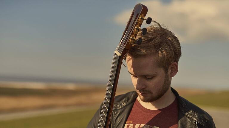 Der Gitarrist Sönke Meinen gastiert in Bad Brückenau. Foto: Manfred Pollert       -  Der Gitarrist Sönke Meinen gastiert in Bad Brückenau. Foto: Manfred Pollert