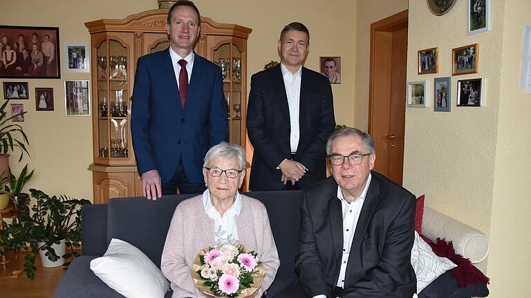 Anna Schmitt feierte in Sand am Main 90. Geburtstag. Neben Bernhard Ruß, Schwiegersohn und Bürgermeister von Sand am Main (neben der Jubilarin) gratulierten (hinten von links) stellvertretender Landrat Michael Ziegler und Pastoralreferent Norbert Zettelmeier.