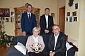 Anna Schmitt feierte in Sand am Main 90. Geburtstag. Neben Bernhard Ruß, Schwiegersohn und Bürgermeister von Sand am Main (neben der Jubilarin) gratulierten (hinten von links) stellvertretender Landrat Michael Ziegler und Pastoralreferent Norbert Zettelmeier.