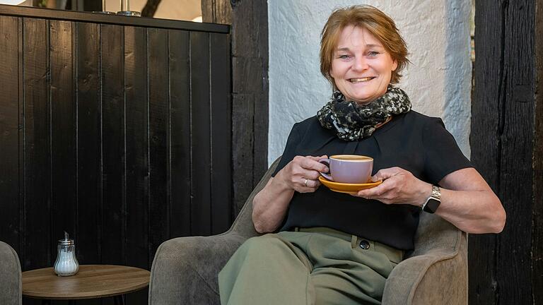 Kurze Pause, bevor es wieder in die Küche geht: Zum Ausruhen und Kaffee trinken kommt Rhönperle-Inhaberin Astrid Schlereth im Alltag selten. 9- bis 16-Stunden-Arbeitstage sind bei ihr die Regel.