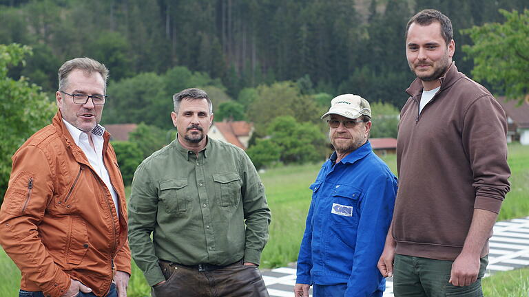 Wölfin reißt in Oberbacher Ortsmitte Schaf - Edgar Thomas (von links) vom Kreisbauernverband, Jagdpächter Hans-Jörg Blank, Landwirt Lothar Leipold und Schafhalter Dominik Lieb sehen das Treiben des Wolfes in Oberbach kritisch. Wölfin reißt in Oberbacher Ortsmitte Schaf - Edgar Thomas (von links) vom Kreisbauernverband, Jagdpächter Hans-Jörg Blank, Landwirt Lothar Leipold und Schafhalter Dominik Lieb sehen das Treiben des Wolfes in Oberbach kritisch.