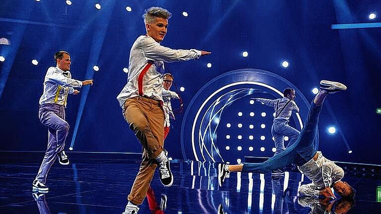 Die Dancefloor Destruction Crew (DDC) bei ihrem ersten Auftritt bei &bdquo;Got to Dance&ldquo;: Als tanzende Nerds haben (von links) Daniel Barthelmes, Marcel Geißler, Gregory Strischewsky, Jannis Rupprecht und Alexander Pollner die Jury von sich überzeugt.