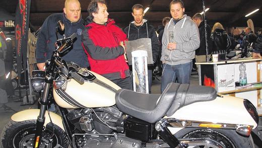 Der Klassiker: Eine Harley-Davidson ließ die Herzen der Motorradliebhaber höher schlagen. Am Wochenende fand in Dettelbach die Motorradmesse Wheelies statt. Der Klassiker: Eine Harley-Davidson ließ die Herzen der Motorradliebhaber höher schlagen. Am Wochenende fand in Dettelbach die Motorradmesse Wheelies statt.