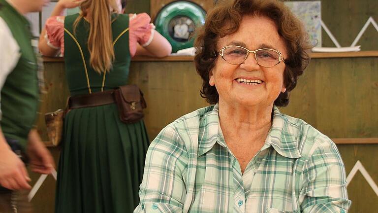 Anna Bradfisch, 80, Schwiegermutter von Festwirt Franz Widmann, hat auf Volksfesten viel erlebt.