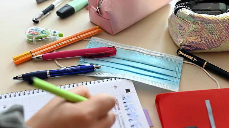 Würzburger Schülerinnen und Schüler haben offenbar für einen TikTok-Trend zahlreiche Stühle mit den Bändern ihrer Corona-Masken zerstört. Würzburger Schülerinnen und Schüler haben offenbar für einen TikTok-Trend zahlreiche Stühle mit den Bändern ihrer Corona-Masken zerstört.